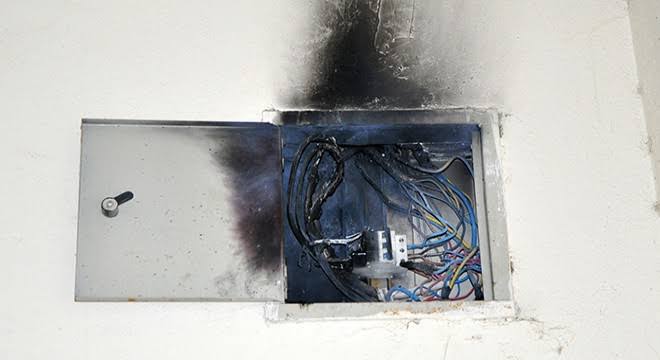 ELEKTRİK PANOSU PATLADI