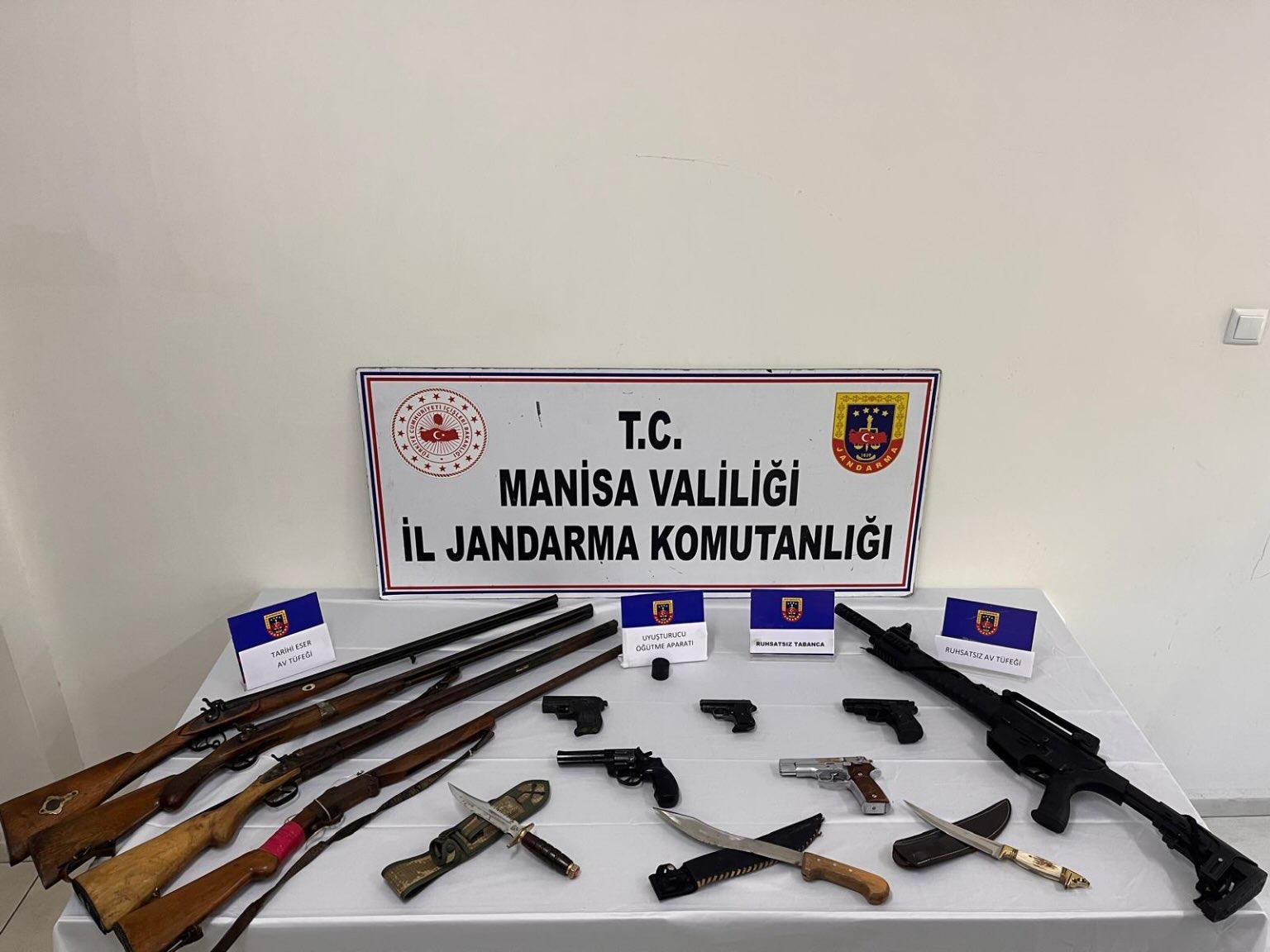 Akhisar’da Silah ve Kaçakçılık Operasyonu: Çok Sayıda Silah Ele Geçirildi
