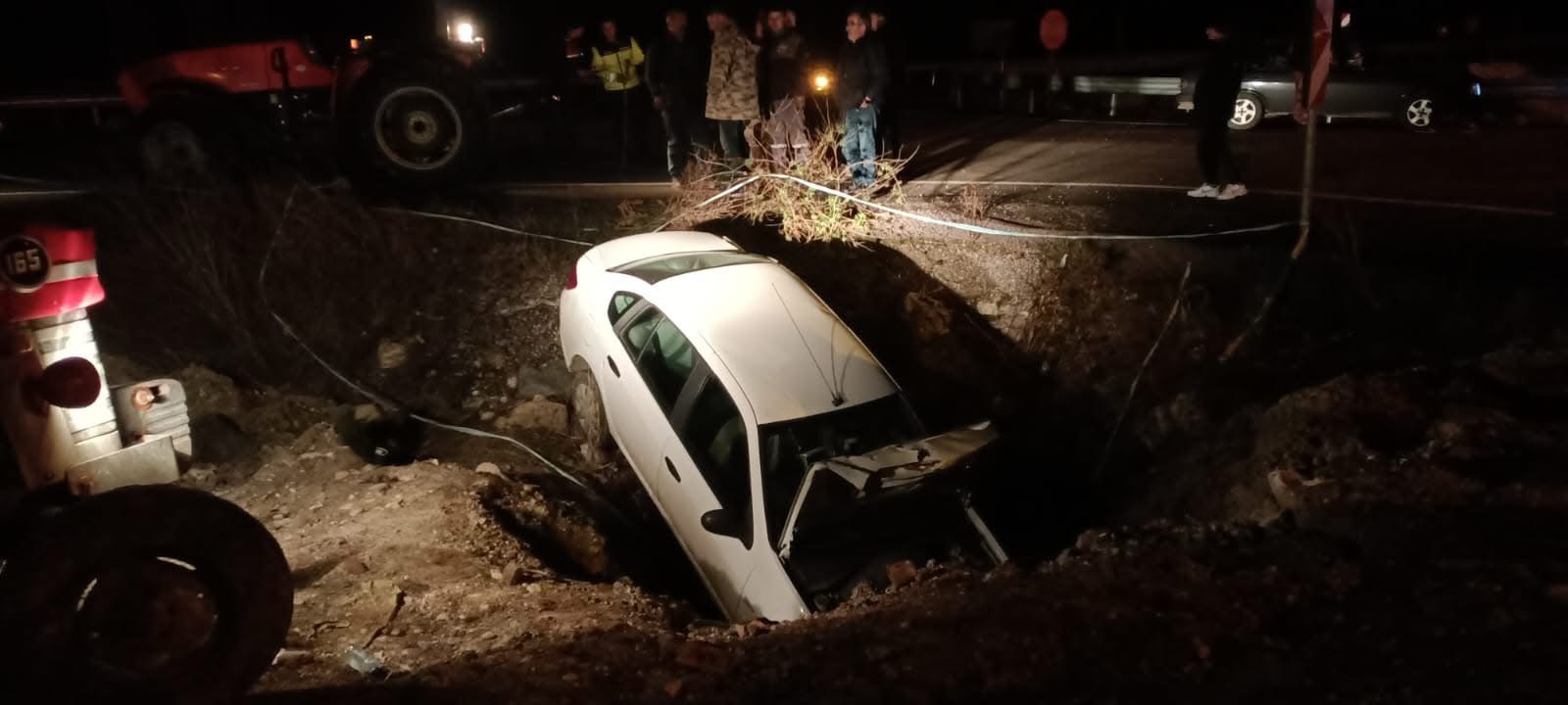 Savaştepe’de Otomobil Menfeze Uçtu: 4 Yaralı