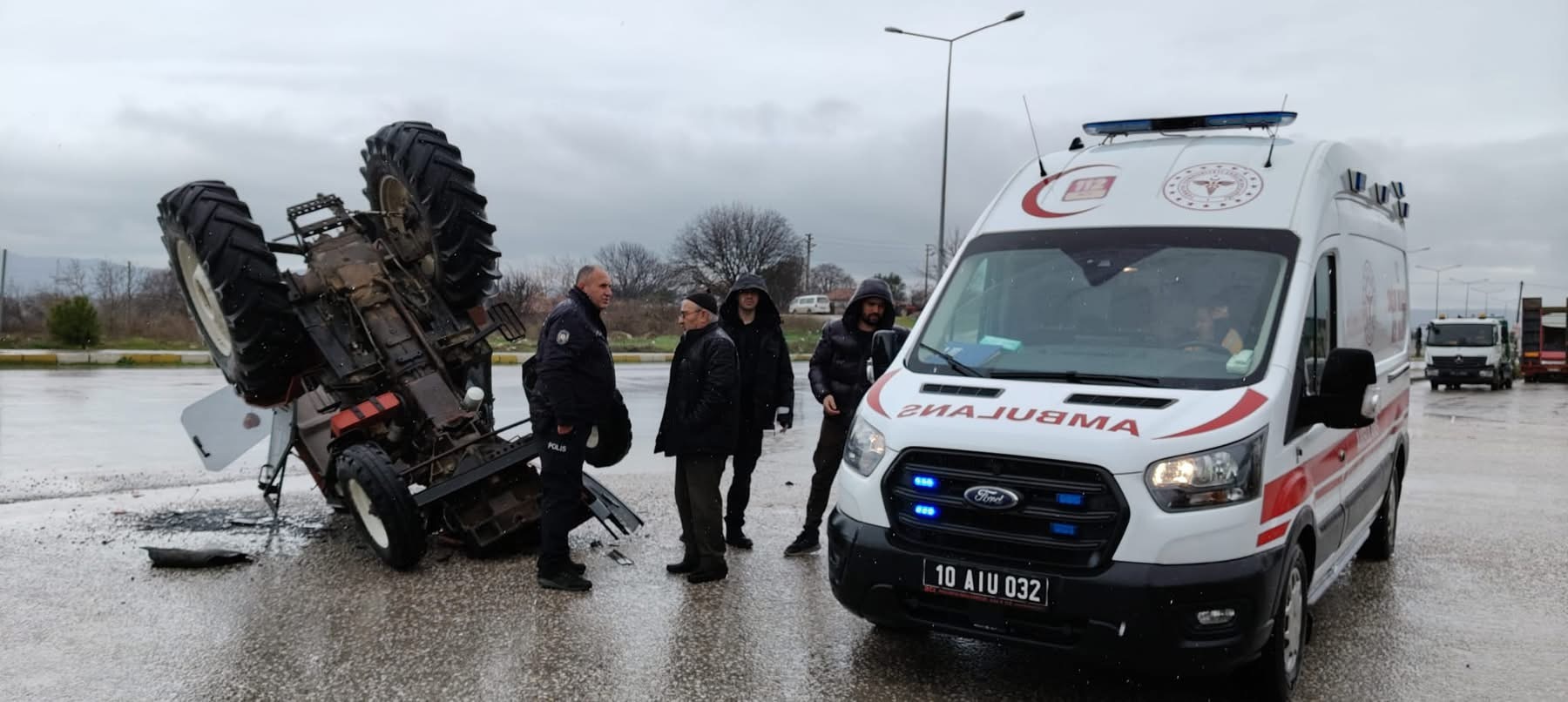 Traktör Takla Attı, 2 Kişi Yaralandı