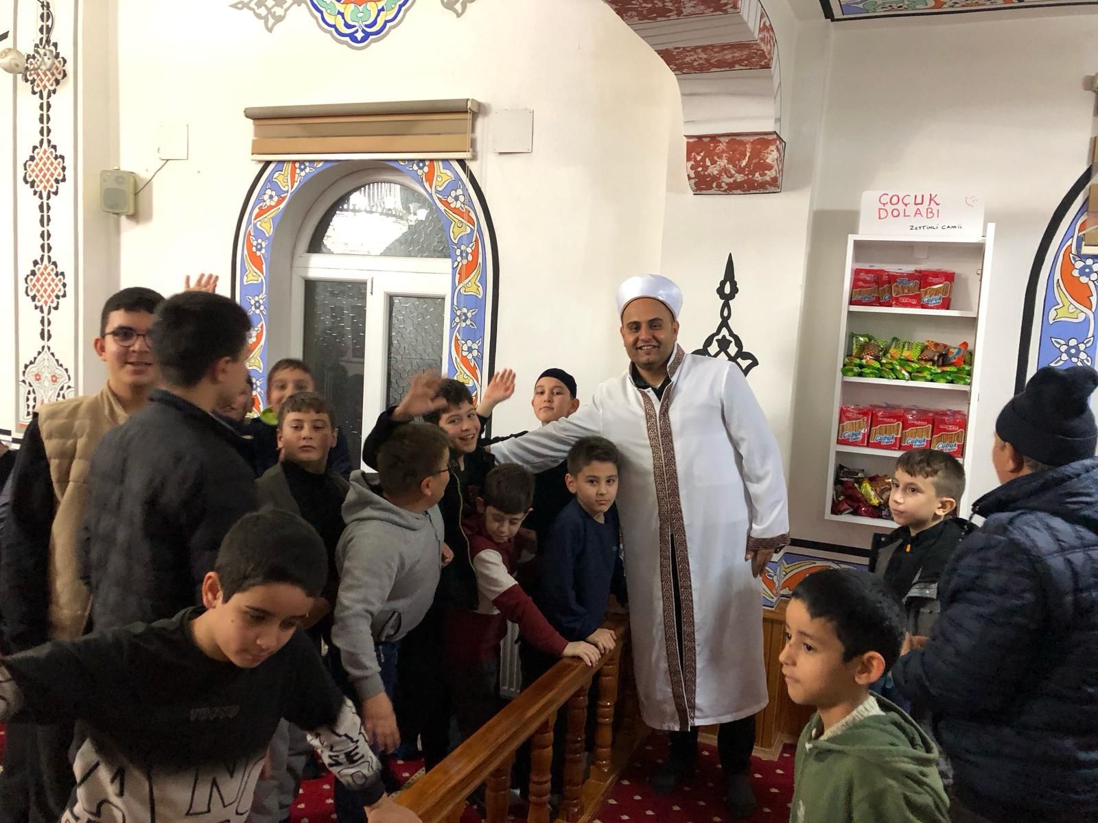 Soma Zeytinli Camii’nde ‘Cami Market’ ile Çocuklara İkram