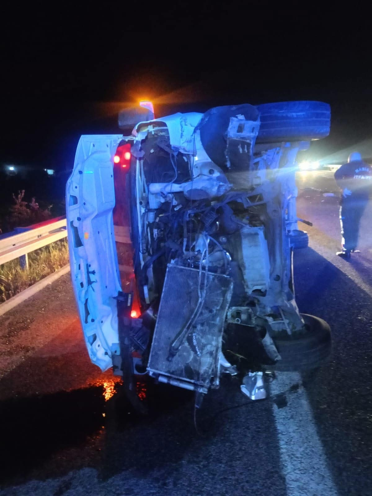Tur Minibüsü Devrildi: 1 Ölü, 13 Yaralı