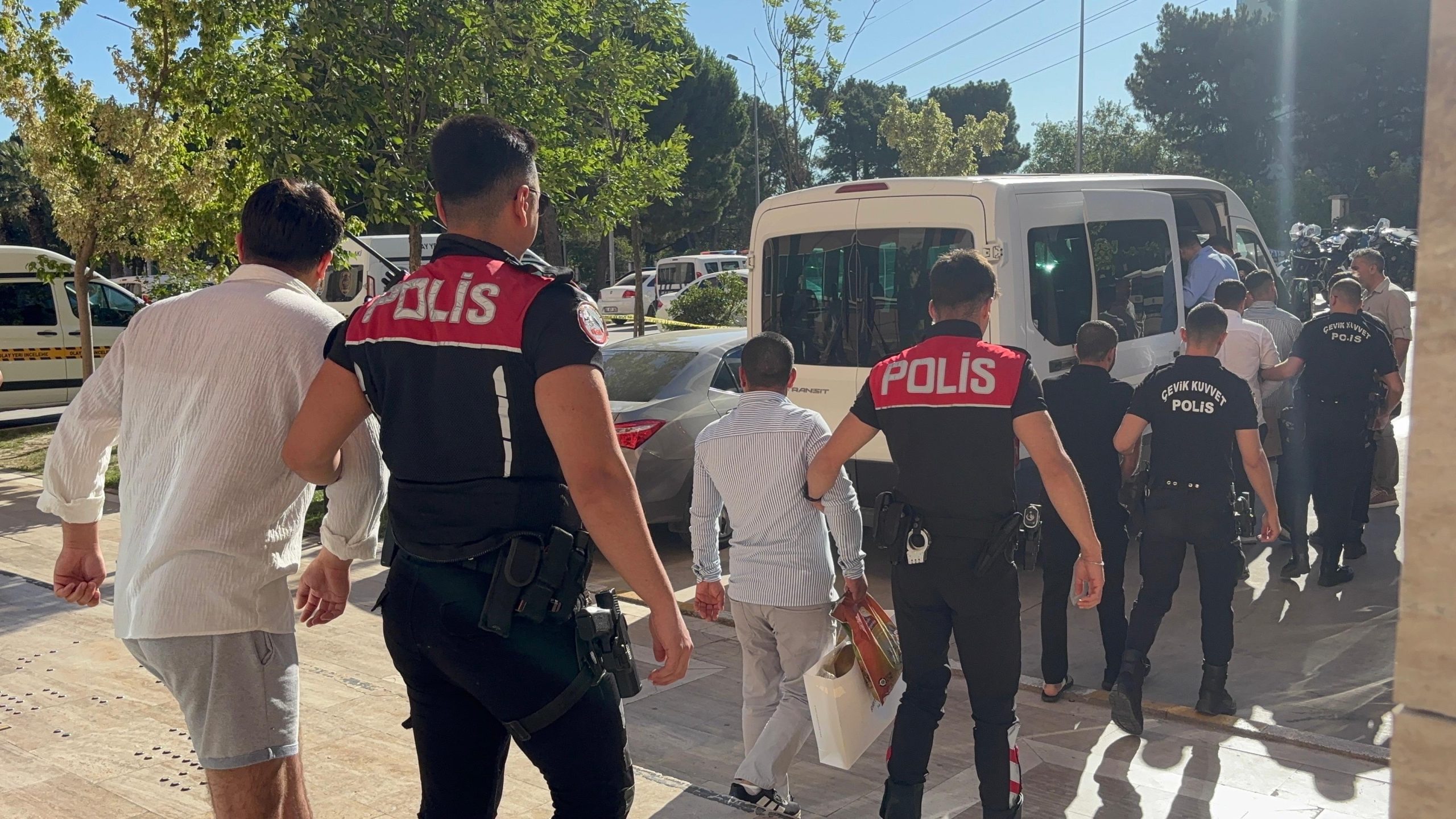 Sokak Ortasında Silahlı Çatışma: 1 Ölü, 3 Yaralı 4 Tutuklama