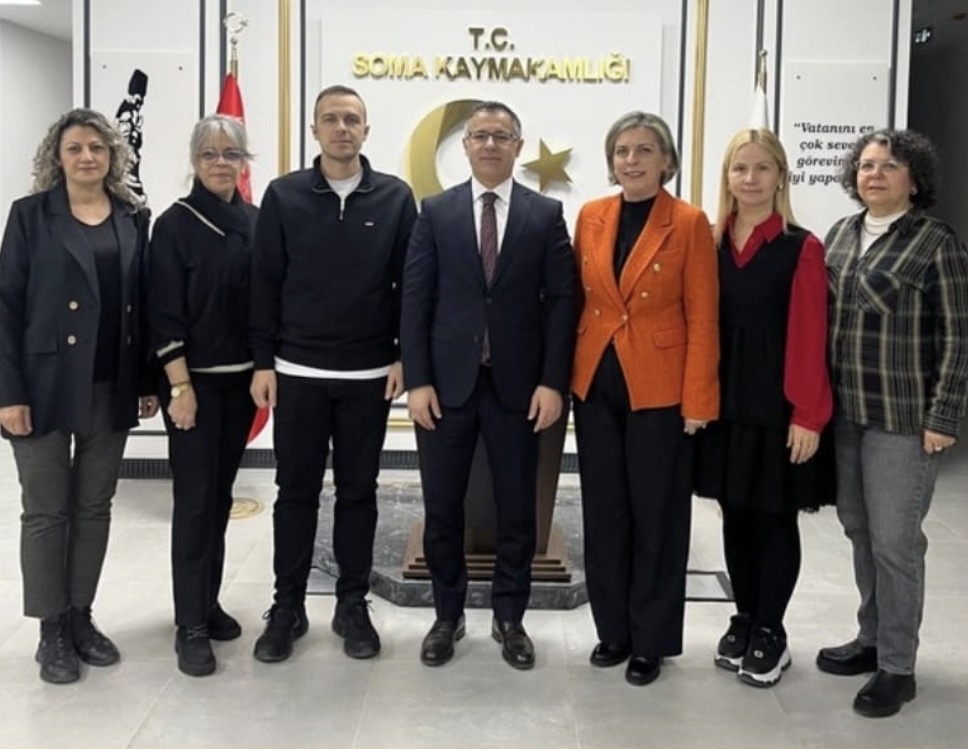 Soma Eğitim Gönüllüleri Derneği’nden Kaymakam Ünal Koç’a Anlamlı Ziyaret