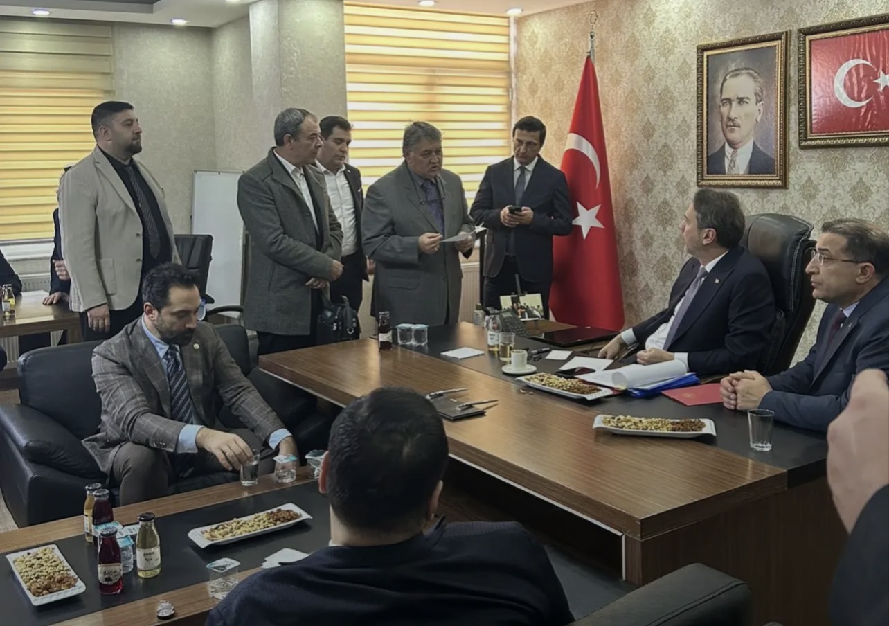 Soma AK Parti’den Enerji Bakanı Bayraktar’a Dosya Sunumu