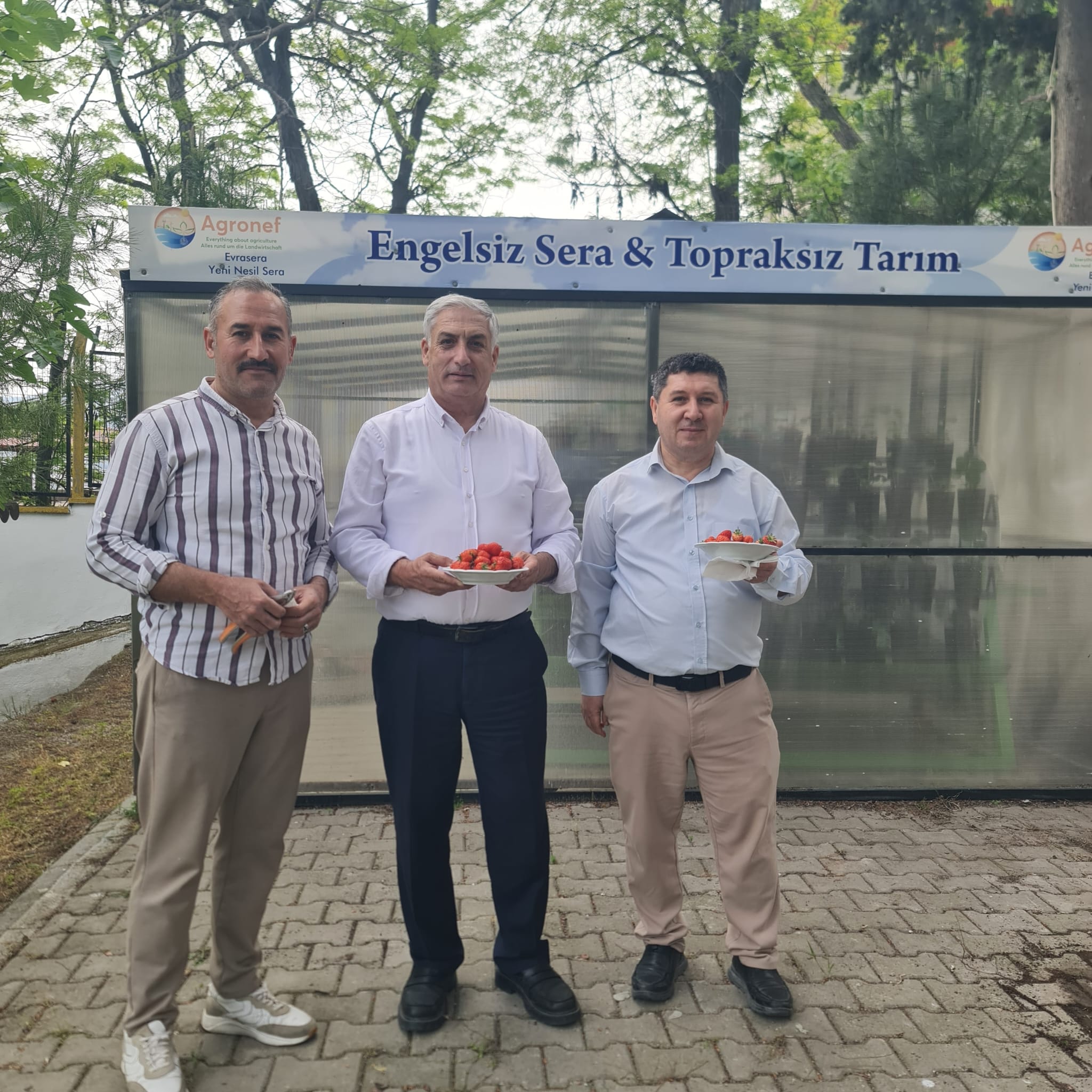 Soma Huzurevi’nde Çilek Hasadı Sevinci